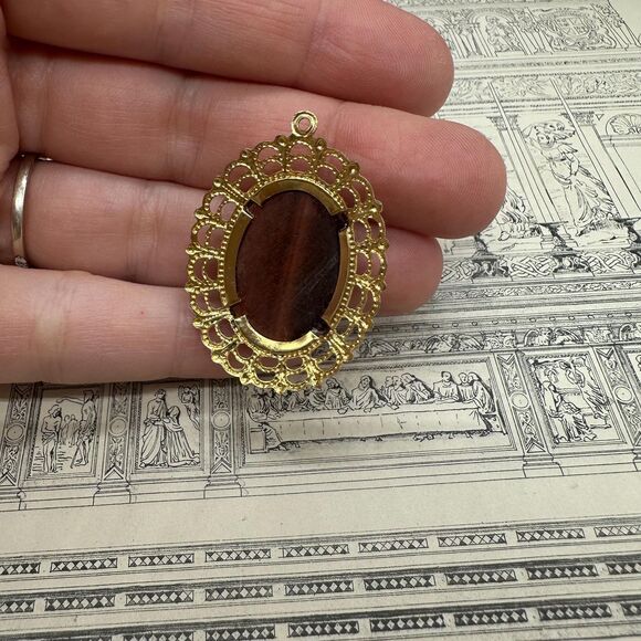 Vintage Jewelry Tigers Eye Pendant with Gold Tone Filigree Brown Gold Pendant - Picture 2 of 2